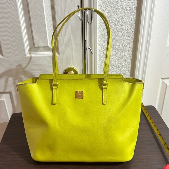 MCM Tote with free Pouch - Picture 1 of 10